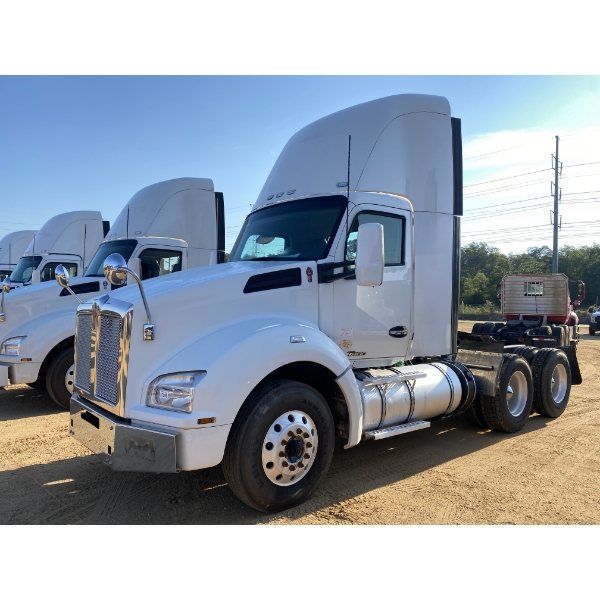 2020 KENWORTH T880 Day Cab Truck