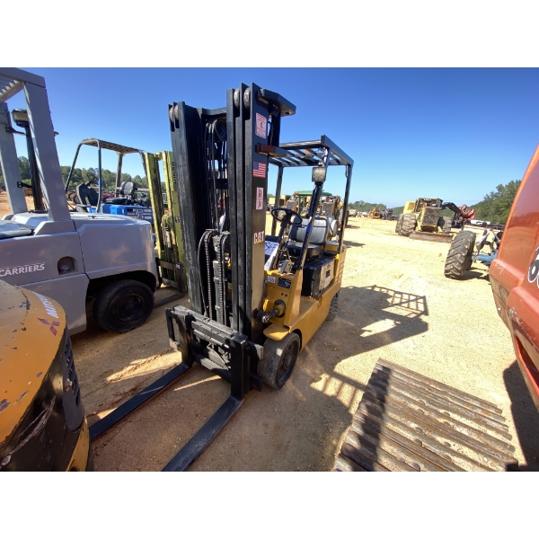 1994 CAT GC25 Forklift - Mast