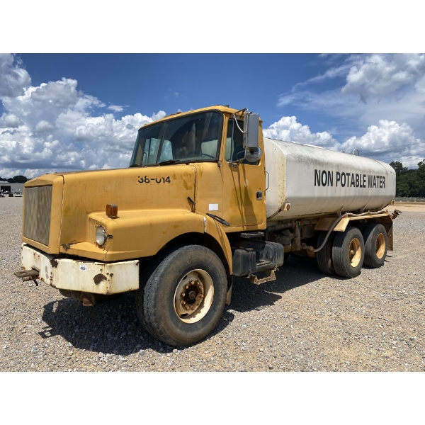 1990 VOLVO WG Water Truck