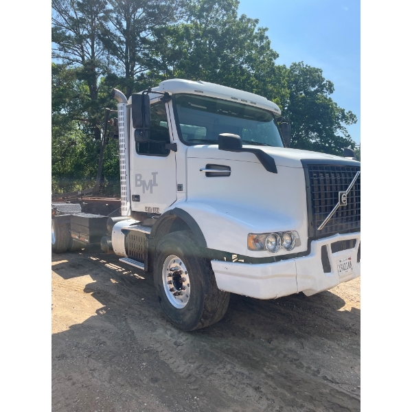 2016 VOLVO VHD Roll Off Truck