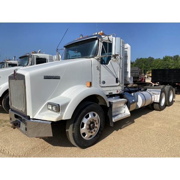 2015 KENWORTH T800 Day Cab Truck