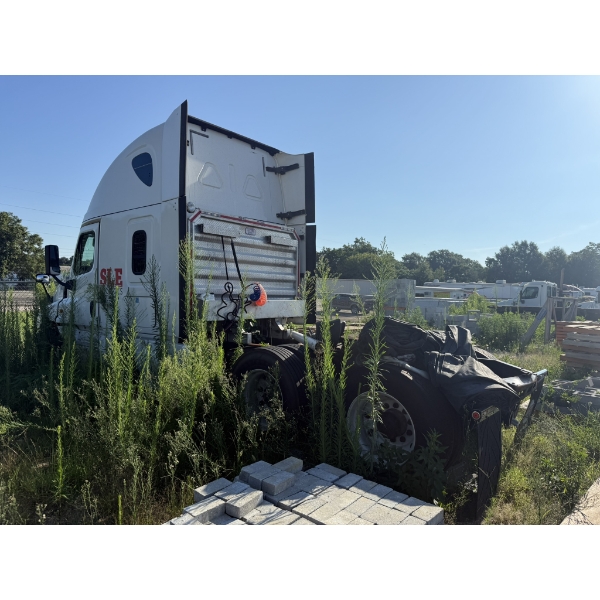 2015 FREIGHTLINER CASCADIA Sleeper Truck