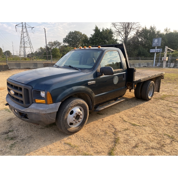 2005 FORD F350 XL Flatbed Truck