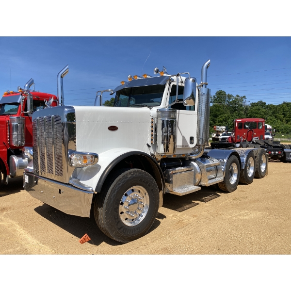 2015 PETERBILT 388 Day Cab Truck