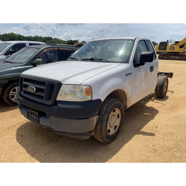 2005 FORD F150 XL Cab and Chassis Truck