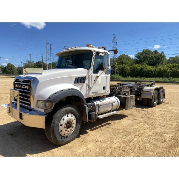 2009 MACK GU713 Roll Off Truck