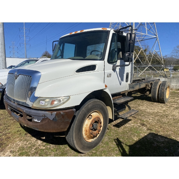 2007 INTERNATIONAL 4300 Cab and Chassis Truck