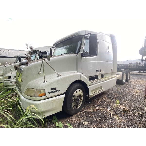 2000 VOLVO VN Sleeper Truck