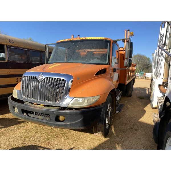 2004 INTERNATIONAL 4300 Flatbed Truck