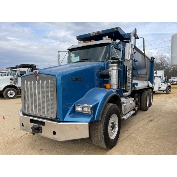 2017 KENWORTH T800 Dump Truck