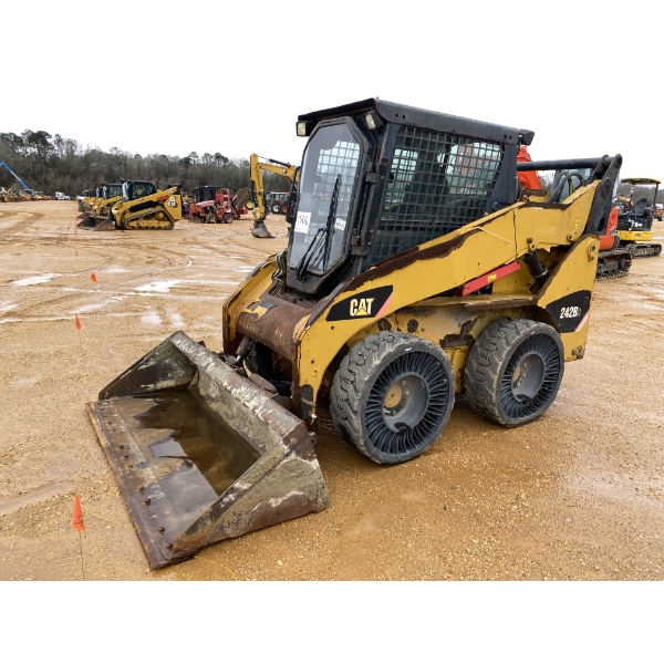 2010 CAT 242B3 Skid Steer Loader - Wheel