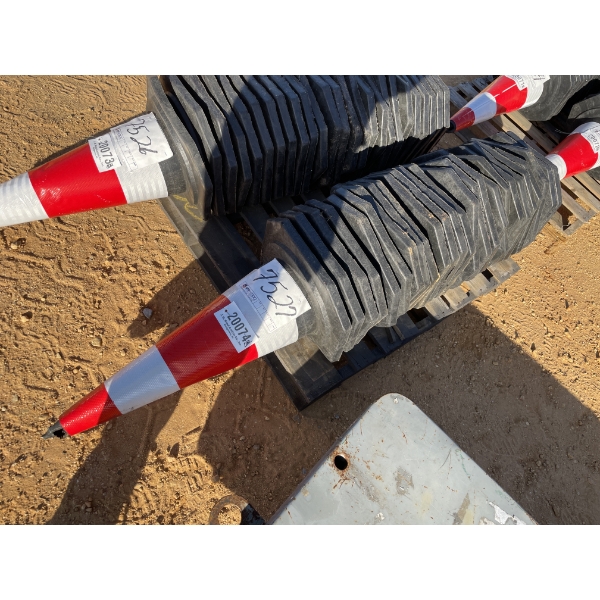 (25) SAFETY CONES