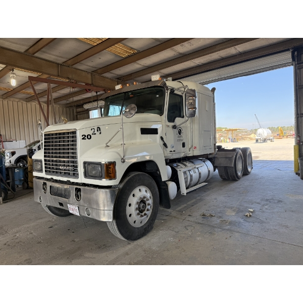 2019 MACK PI64T Sleeper Truck