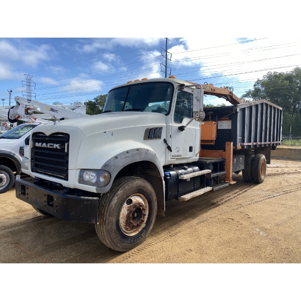 2015 MACK GU432 Grapple Truck