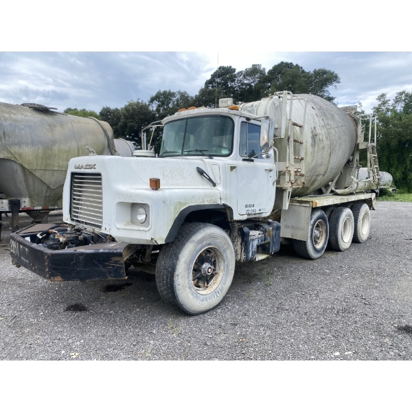 2003 MACK DM690S Concrete Mixer / Pump Truck