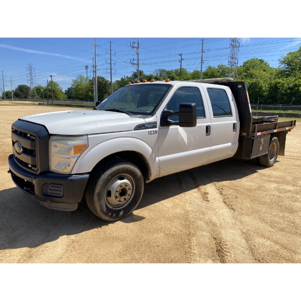 2015 FORD F350 XL Flatbed Truck
