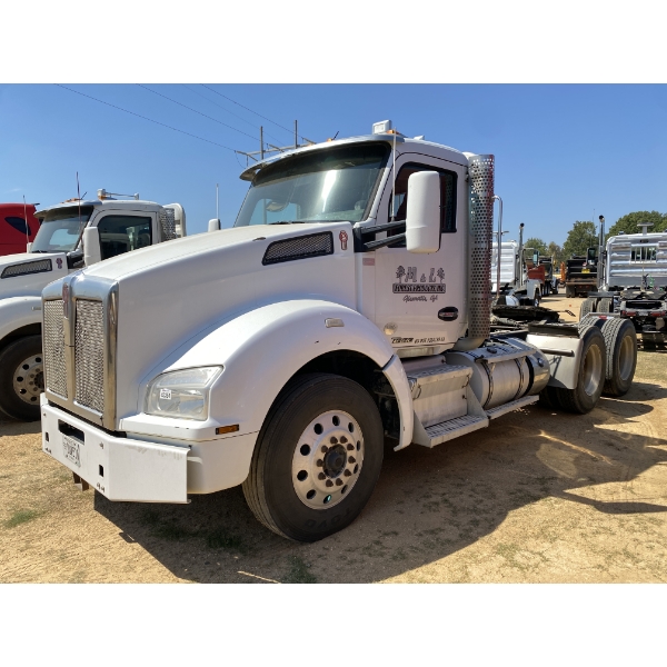 2016 KENWORTH T880 Day Cab Truck