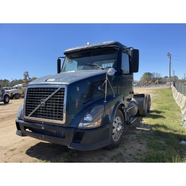 2006 VOLVO VN Day Cab Truck