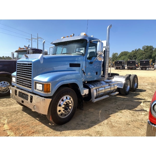 2015 MACK CHU613 Day Cab Truck