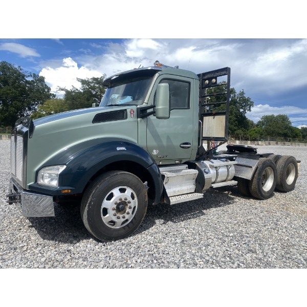 2016 KENWORTH T880 Day Cab Truck