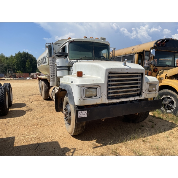 2000 MACK RD690S Water Truck