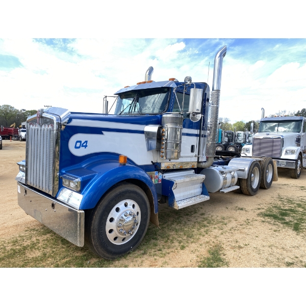 2013 KENWORTH W900 Day Cab Truck