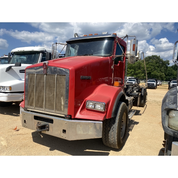 2011 KENWORTH T800 Roll Off Truck