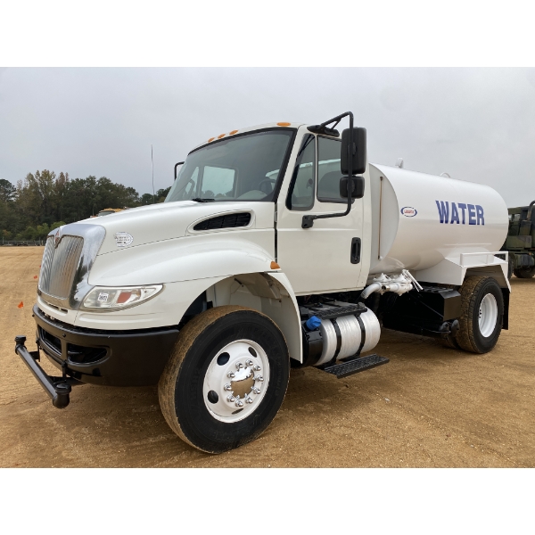 2017 INTERNATIONAL 4300 Water Truck