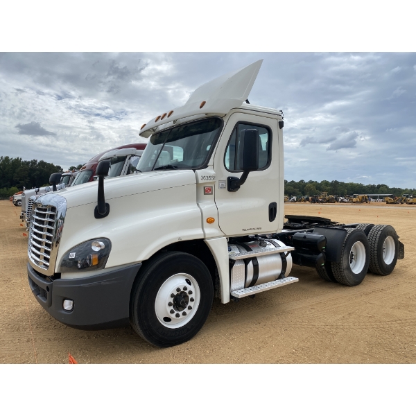 2017 FREIGHTLINER CASCADIA Day Cab Truck