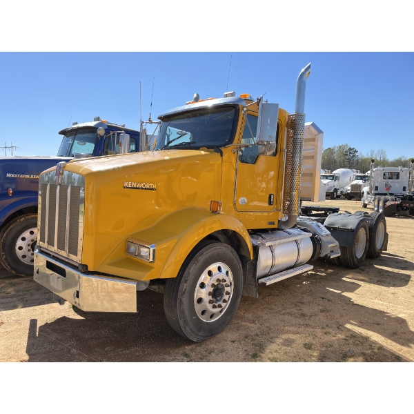 2014 KENWORTH T800 Day Cab Truck