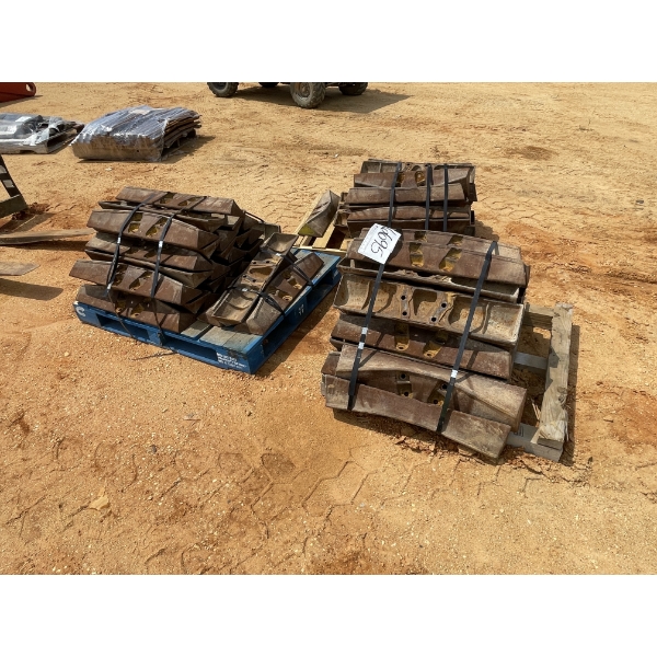 CAT D4 PRYAMID TRACK PADS