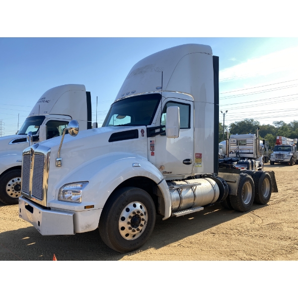 2021 KENWORTH T880 Day Cab Truck