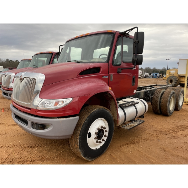 2014 INTERNATIONAL DURASTAR 4400 Cab and Chassis Truck