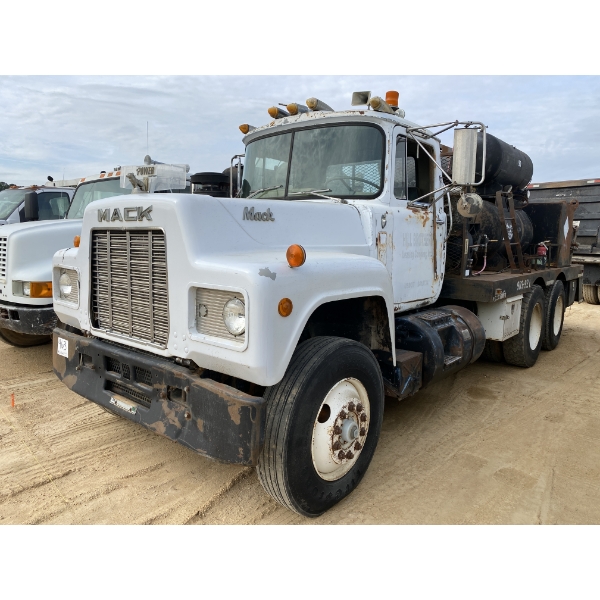 1984 MACK R686ST Fuel / Lube Truck