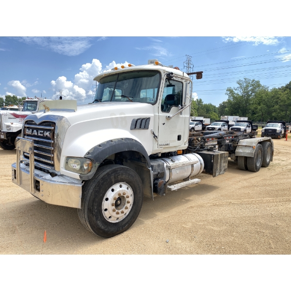 2009 MACK GU713 Roll Off Truck