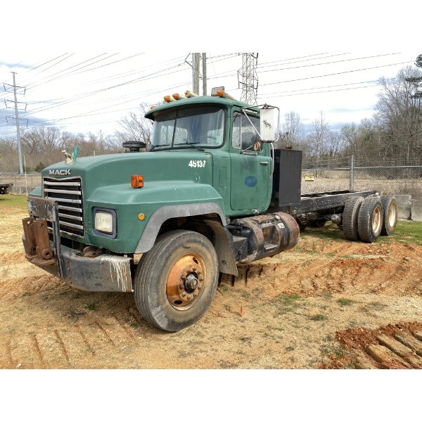 1996 MACK RD688S Cab and Chassis Truck