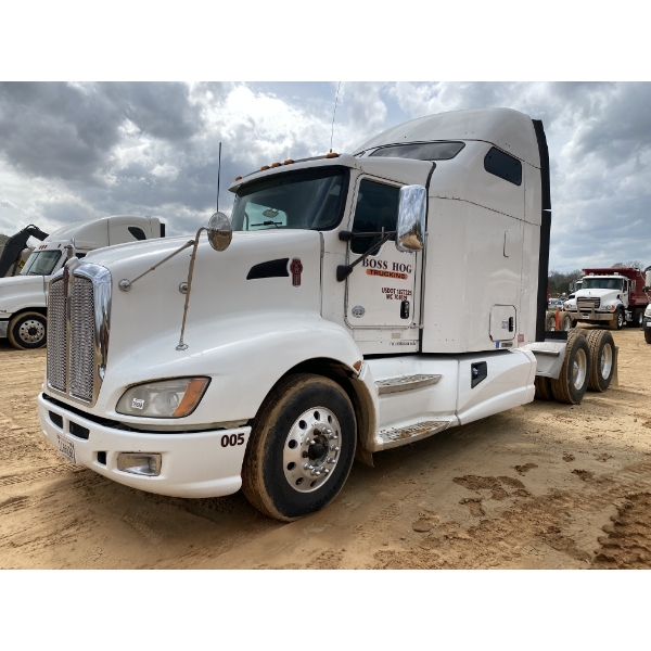 2013 KENWORTH T660 Sleeper Truck