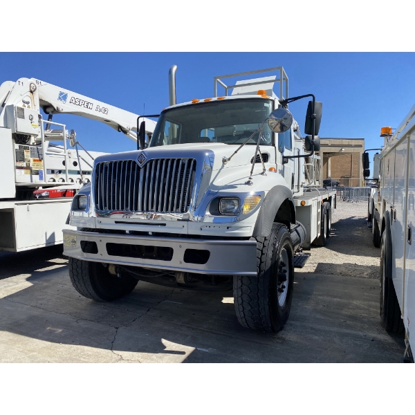 2004 INTERNATIONAL 7600 Bridge Inspection / Ladder Truck