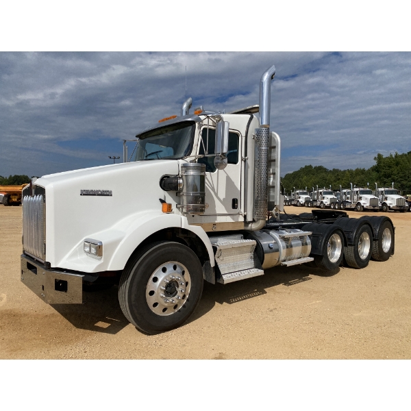 2020 KENWORTH T800 Day Cab Truck
