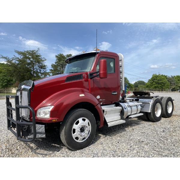 2016 KENWORTH T880 Day Cab Truck