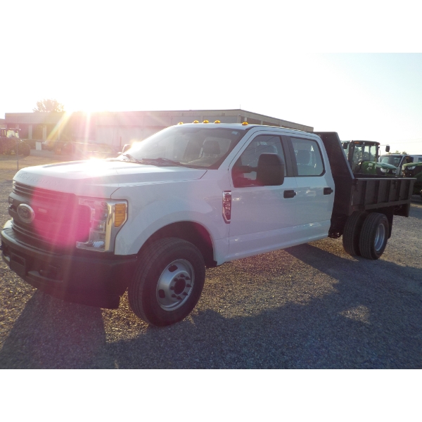 2017 FORD F350 XL Flatbed Truck