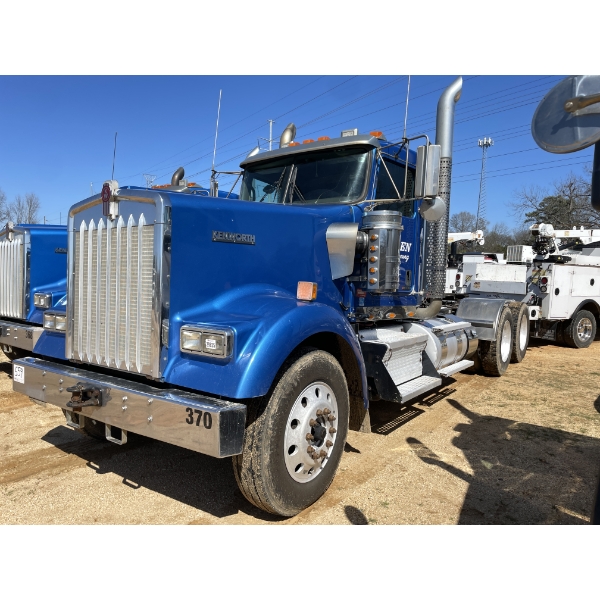 2018 KENWORTH W900 Day Cab Truck