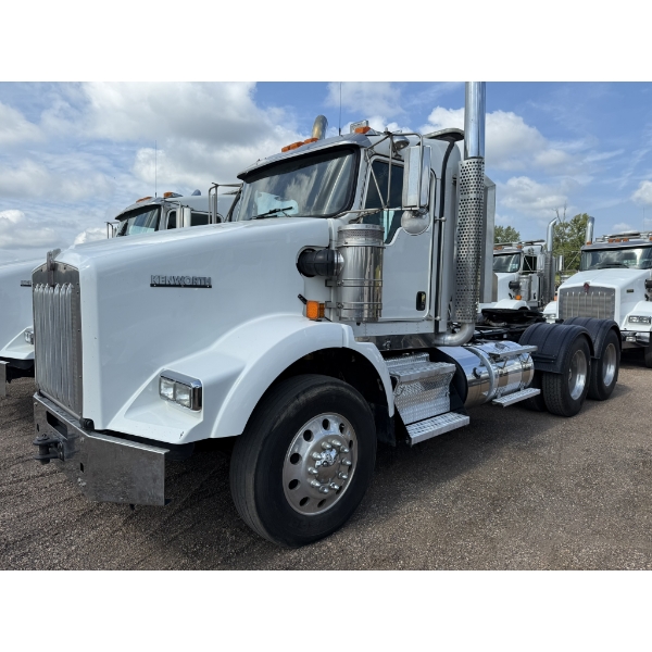 2016 KENWORTH T800 Day Cab Truck