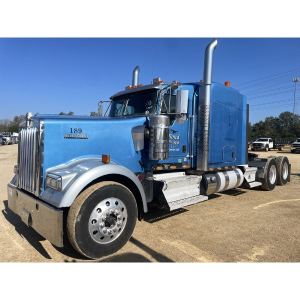 2017 KENWORTH W900L Sleeper Truck