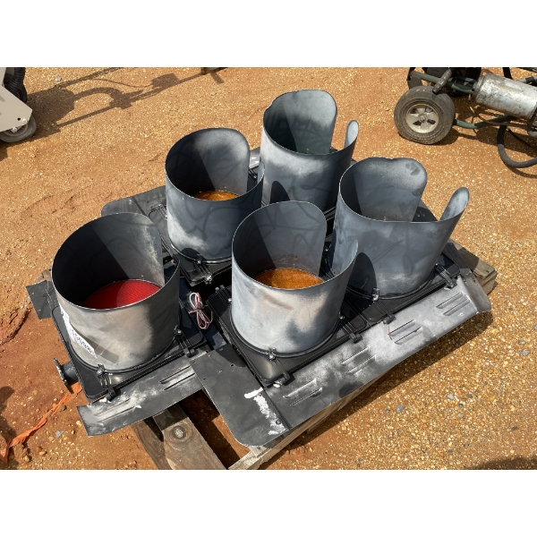 TRAFFIC SIGNAL LIGHT