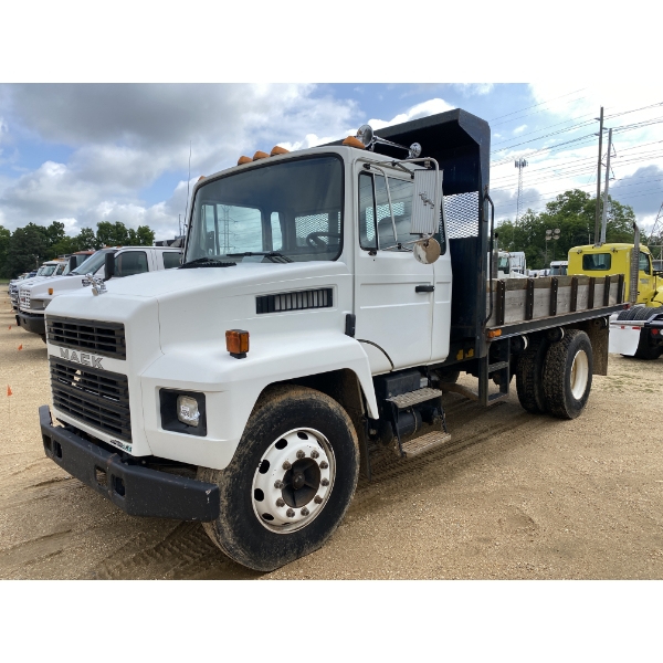 1995 MACK CS200P Flatbed Dump Truck