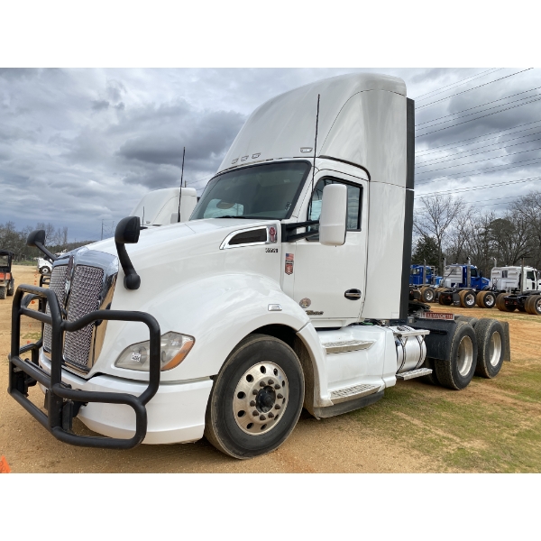 2021 KENWORTH T680 Day Cab Truck