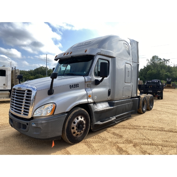 2017 FREIGHTLINER CASCADIA Sleeper Truck