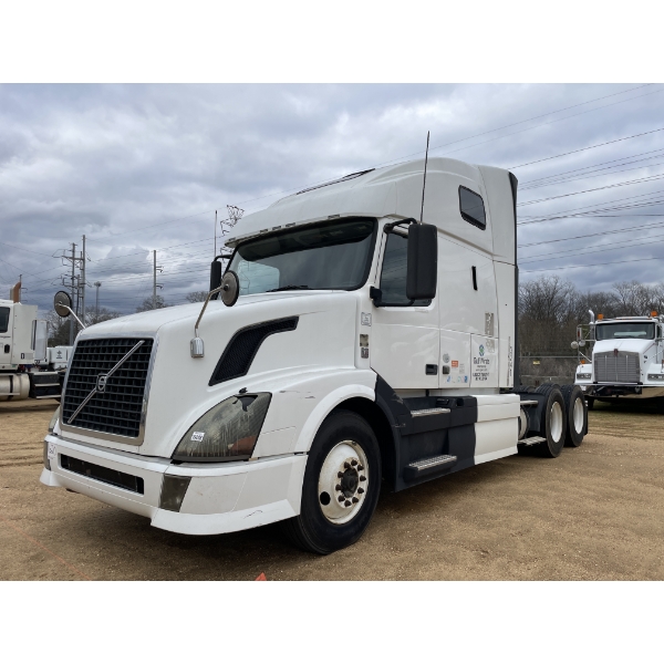 2011 VOLVO VNL Sleeper Truck