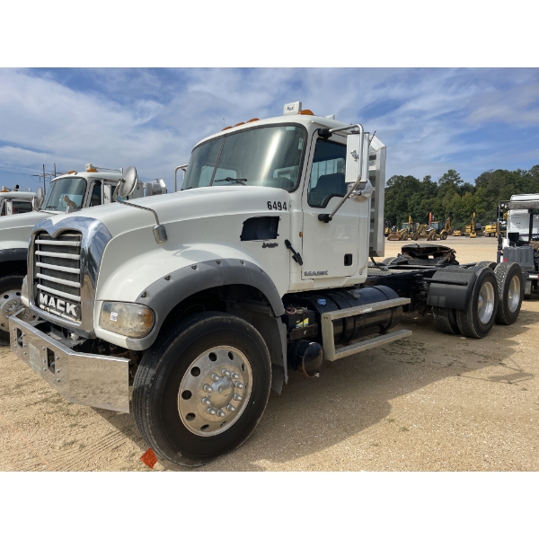 2014 MACK GU713 Day Cab Truck